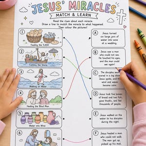 Könnte beinhalten: Ein gedrucktes Arbeitsblatt mit dem Titel Jesus' Miracles Match & Learn, das sechs nummerierte Illustrationen biblischer Wunder und sechs mit Buchstaben versehene Textbeschreibungen enthält, die mit farbigen Linien verbunden werden, umgeben von Buntstiften.