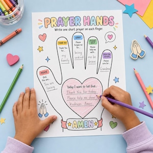 Puede incluir: Una hoja de actividades blanca titulada PRAYER HANDS con el contorno de una mano grande que contiene cinco dedos etiquetados con indicaciones como THANK YOU, SORRY, PLEASE HELP y PRAY FOR OTHERS. Un corazón central contiene el texto Today I want to tell God.