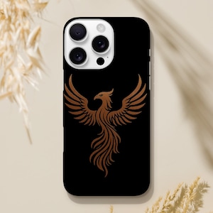 Op de afbeelding: Zwarte telefoonhoes met een bruin phoenix-ontwerp. De phoenix is afgebeeld met uitgespreide vleugels. De hoes heeft een glanzende afwerking en een camera-uitsparing. Een stijlvol telefoonaccessoire.