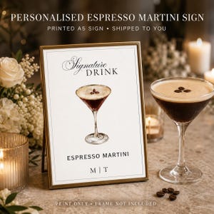 Può includere: Un cartello rettangolare A5 in una cornice dorata con il testo Signature DRINK, un'illustrazione di un espresso martini, il testo ESPRESSO MARTINI e le iniziali M | T. Il cartello ha uno sfondo bianco con un sottile bordo nero.