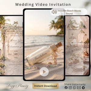 Könnte beinhalten: Drei Smartphones zeigen eine digitale Hochzeitsvideo-Einladung mit Strandthema. Der mittlere Bildschirm zeigt eine Glasflasche mit Korkverschluss und einer Schriftrolle darin, die auf Sand liegt. Der Text enthält Wedding Video Invitation und Includes Beach Waves Sound.