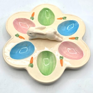 Plato de cerámica vintage con forma de conejito para huevos rellenos, colorido.