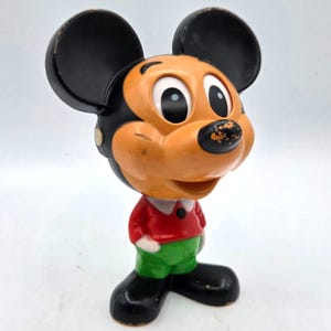 Brinquedo vintage de 1976 da Mattel, Mickey Mouse Chatter Chum com corda para falar.