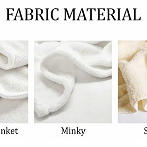 Puede incluir: Imagen que muestra tres tipos de tela: Fleece Blanket, Minky y Sherpa. Las telas Fleece Blanket y Minky son blancas y suaves, mientras que la tela Sherpa tiene un lado blanco y liso y un lado beige y texturizado. El texto "FABRIC MATERIAL" est&aacute; en la parte superior.