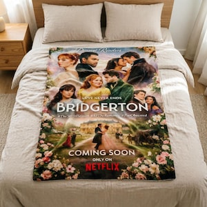 Op de afbeelding: Een rechthoekige deken met een collage van afbeeldingen uit de tv-serie "Bridgerton". De deken heeft een bloemenrand en de tekst "Bridgerton" en "Coming Soon" met het Netflix-logo. Het kleurenpalet omvat roze, groen en beige.