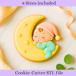 Puede incluir: Un cortador de galletas con forma de bebé durmiendo en una luna creciente amarilla, con estrellas. El bebé lleva un gorro rosa y un body verde claro. El texto dice "8 tamaños incluidos" y "Cookie-Cutter STL File".