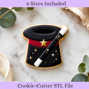 Op de afbeelding: Een koekje in de vorm van een zwarte hoge hoed met een rode band en een gouden ster, voorzien van een zwarte toverstaf met witte uiteinden en kleine gouden steraccenten. De tekst 8 Sizes Included en Cookie-Cutter STL File is zichtbaar.
