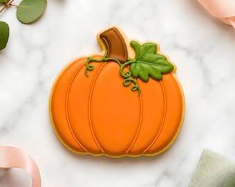 Może przedstawiać: Pomarańczowe ciastko w kształcie dyni z brązową łodygą oraz zielonymi detalami liści i pnączy. Tekst 8 Sizes Included oraz Cookie-Cutter STL File znajduje się na górze i dole obrazu, wskazując na plik cyfrowy do druku 3D.
