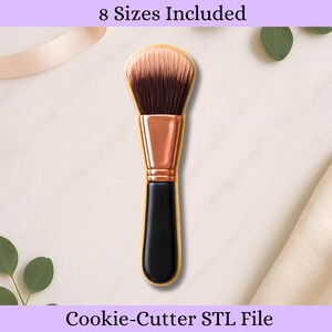 Può includere: Un tagliabiscotti a forma di pennello da trucco con manico nero, ghiera in rame metallizzato e setole marroni. Il testo 8 Sizes Included e Cookie-Cutter STL File è visualizzato rispettivamente nella parte superiore e inferiore dell'immagine.
