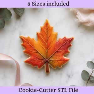 Puede incluir: Una galleta con forma de hoja de arce con un degradado de glaseado naranja, amarillo y rojo, con venas en relieve detalladas y un tallo marrón. El texto 8 Sizes included y Cookie-Cutter STL File aparece en la parte superior e inferior.