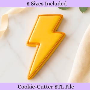 Peut inclure: Emporte-pièce en forme d'éclair jaune avec un contour orange clair. L'emporte-pièce est posé sur une surface en marbre blanc. Le texte en haut indique "8 tailles incluses" et en bas "Fichier STL de découpe de biscuits".