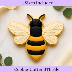 Puede incluir: Un cortador de galletas con forma de abeja con cuerpo a rayas negras y amarillas, alas color crema y antenas negras. El texto "8 Tamaños Incluidos" y "Cookie-Cutter STL File" se muestran arriba y abajo.