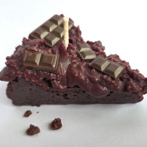 Candela a forma di torta al cioccolato: colata a mano e ingannevolmente realistica