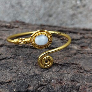 Brazalete/pulsera de diseño, hecha a mano en latón con piedra lunar, ajustable y apilable.
