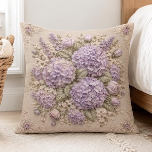 Cuscino con ortensie, cuscino floreale alla lavanda, cuscino da giardino lilla, cuscino decorativo in stile cottagecore, arredamento country francese - RICAMO FINTO