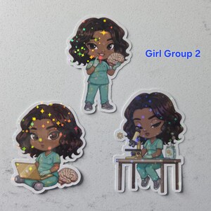 Puede incluir: Tres pegatinas con ilustraciones de dibujos animados de un profesional m&eacute;dico. Uno sostiene un cerebro, otro usa una computadora port&aacute;til y el tercero usa un microscopio. El texto "Girl Group 2" es visible.