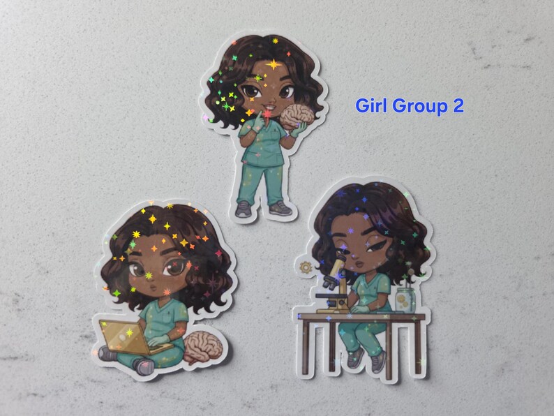 Puede incluir: Tres pegatinas con ilustraciones de dibujos animados de un profesional m&eacute;dico. Uno sostiene un cerebro, otro usa una computadora port&aacute;til y el tercero usa un microscopio. El texto "Girl Group 2" es visible.