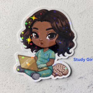 Puede incluir: Una pegatina hologr&aacute;fica que representa a una estudiante de medicina sentada con un port&aacute;til y un cerebro. La pegatina tiene un efecto brillante y el texto "Study Girl 1". La persona tiene la piel morena y el pelo rizado oscuro.