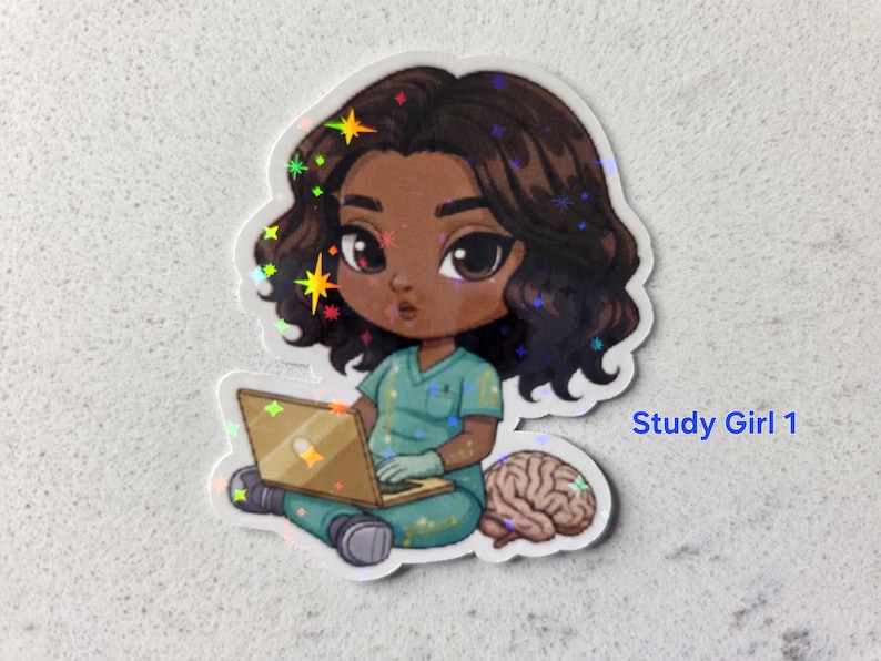 Puede incluir: Una pegatina hologr&aacute;fica que representa a una estudiante de medicina sentada con un port&aacute;til y un cerebro. La pegatina tiene un efecto brillante y el texto "Study Girl 1". La persona tiene la piel morena y el pelo rizado oscuro.