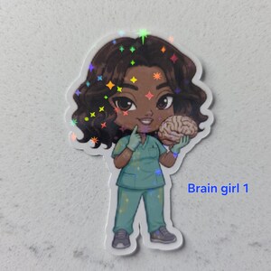 Puede incluir: Una pegatina hologr&aacute;fica con una ilustraci&oacute;n de dibujos animados de una persona con uniforme turquesa sosteniendo un cerebro. El personaje tiene piel oscura, cabello casta&ntilde;o rizado y usa guantes. La pegatina tiene el texto "Brain girl 1".