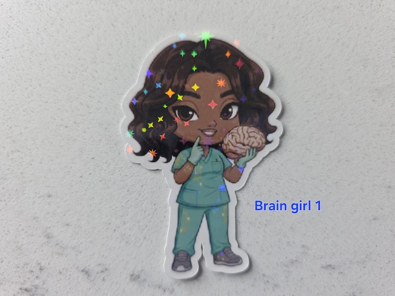 Puede incluir: Una pegatina hologr&aacute;fica con una ilustraci&oacute;n de dibujos animados de una persona con uniforme turquesa sosteniendo un cerebro. El personaje tiene piel oscura, cabello casta&ntilde;o rizado y usa guantes. La pegatina tiene el texto "Brain girl 1".