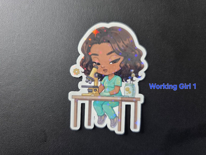 Puede incluir: Una pegatina hologr&aacute;fica con una ilustraci&oacute;n de dibujos animados de una persona con uniforme turquesa usando un microscopio. El texto "Working Girl 1" es visible.