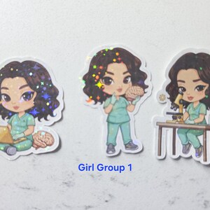 Puede incluir: Tres pegatinas con ilustraciones de dibujos animados de un profesional m&eacute;dico. Uno usa una computadora port&aacute;til, otro sostiene un cerebro y el tercero usa un microscopio. El texto "Girl Group 1" est&aacute; debajo.