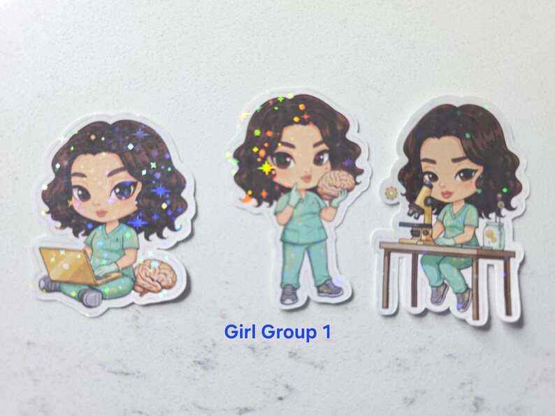 Puede incluir: Tres pegatinas con ilustraciones de dibujos animados de un profesional m&eacute;dico. Uno usa una computadora port&aacute;til, otro sostiene un cerebro y el tercero usa un microscopio. El texto "Girl Group 1" est&aacute; debajo.