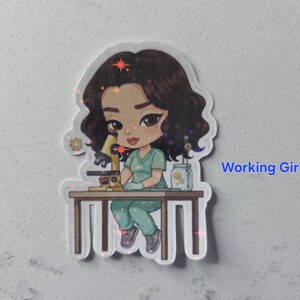 Puede incluir: Una pegatina con una ilustraci&oacute;n de dibujos animados de una persona con uniforme turquesa usando un microscopio. La persona est&aacute; sentada en una mesa marr&oacute;n con un tarro de limones. El texto "Working Girl 2" es azul.