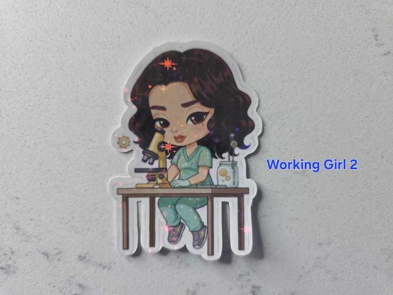 Puede incluir: Una pegatina con una ilustraci&oacute;n de dibujos animados de una persona con uniforme turquesa usando un microscopio. La persona est&aacute; sentada en una mesa marr&oacute;n con un tarro de limones. El texto "Working Girl 2" es azul.