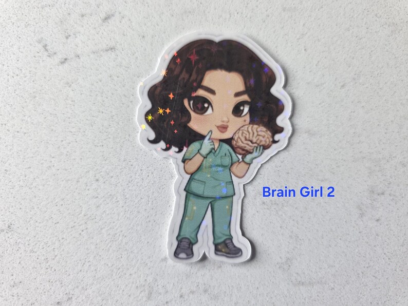 Puede incluir: Una pegatina con una ilustraci&oacute;n de dibujos animados de una mujer con uniforme turquesa sosteniendo un cerebro. La mujer tiene el pelo rizado oscuro y lleva guantes. El texto "Brain Girl 2" es azul.