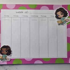 Puede incluir: Un planificador semanal con un borde de lunares rosas con c&iacute;rculos verdes y rosa claro. El planificador tiene un interior blanco con l&iacute;neas para cada d&iacute;a de la semana y el texto "week of:" en la parte superior. Dos pegatinas de un personaje de dibujos animados est&aacute;n en el planificador.