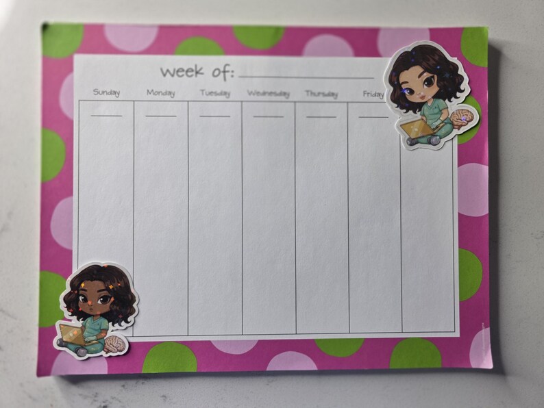 Puede incluir: Un planificador semanal con un borde de lunares rosas con c&iacute;rculos verdes y rosa claro. El planificador tiene un interior blanco con l&iacute;neas para cada d&iacute;a de la semana y el texto "week of:" en la parte superior. Dos pegatinas de un personaje de dibujos animados est&aacute;n en el planificador.