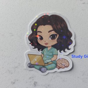 Puede incluir: Una pegatina hologr&aacute;fica con una ilustraci&oacute;n de dibujos animados de una persona con uniforme m&eacute;dico sentada con un port&aacute;til. Un cerebro est&aacute; al lado de la persona. El texto "Study Girl 2" est&aacute; a la derecha.