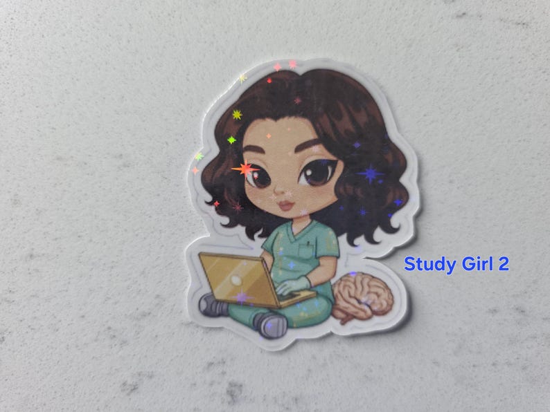 Puede incluir: Una pegatina hologr&aacute;fica con una ilustraci&oacute;n de dibujos animados de una persona con uniforme m&eacute;dico sentada con un port&aacute;til. Un cerebro est&aacute; al lado de la persona. El texto "Study Girl 2" est&aacute; a la derecha.