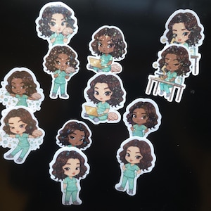 Puede incluir: Una colecci&oacute;n de pegatinas con ilustraciones de dibujos animados de un profesional m&eacute;dico con uniforme verde azulado. Las pegatinas representan al personaje en varias poses, incluyendo sosteniendo un cerebro, usando un port&aacute;til y trabajando con un microscopio.