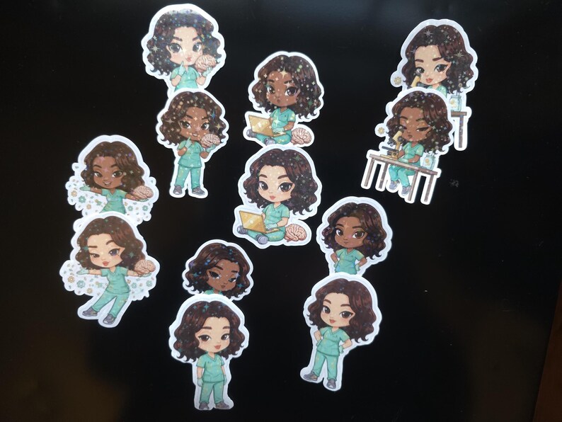 Puede incluir: Una colecci&oacute;n de pegatinas con ilustraciones de dibujos animados de un profesional m&eacute;dico con uniforme verde azulado. Las pegatinas representan al personaje en varias poses, incluyendo sosteniendo un cerebro, usando un port&aacute;til y trabajando con un microscopio.