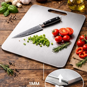 Puede incluir: Una tabla de cortar de acero inoxidable con un cuchillo con mango negro, pimientos verdes picados y tomates frescos. La tabla tiene 1 mm de grosor y está sobre una superficie de madera. Otros ingredientes incluyen champiñones, ajo y aceite de oliva.