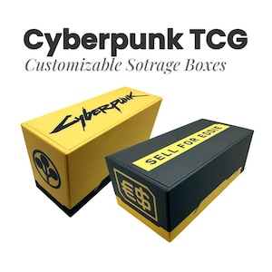 Può includere: Due scatole rettangolari per la conservazione di carte collezionabili. Una scatola è gialla con un logo Cyberpunk nero e un'icona circolare. L'altra scatola è nera con una striscia gialla che riporta il testo SELL FOR EDDIE e un'icona Eurodollaro.