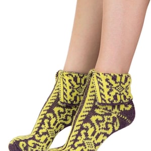 Puede incluir: Calcetines tobilleros de punto con un patrón geométrico amarillo y morado oscuro. Los calcetines están doblados en la parte superior y cubren los tobillos. Los calcetines están hechos de un material suave y cálido.