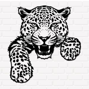 Puede incluir: Arte mural de metal en blanco y negro de la cabeza y las patas de un leopardo. La cara del leopardo está detallada con manchas y una boca abierta, revelando los dientes. Las patas se extienden hacia afuera, creando un efecto 3D.