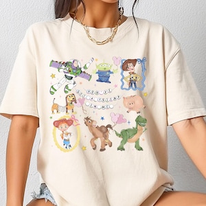 Camiseta retrô Coquette Disney Toy Story "Você tem um amigo em mim", camiseta com personagens de Toy Story, camiseta para viagem à Disneylândia, moletom combinando para a família imagem 1
