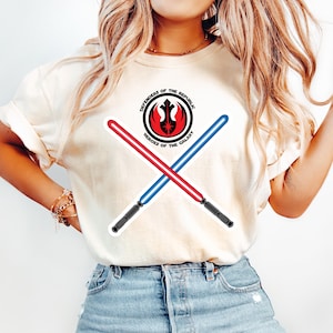 Può includere: Un set di tre tazze in ceramica con finitura maculata e opaca. Le tazze sono nei toni del crema, grigio chiaro e grigio scuro. Ogni tazza ha un design semplice e minimalista, perfetto per caffè o tè.