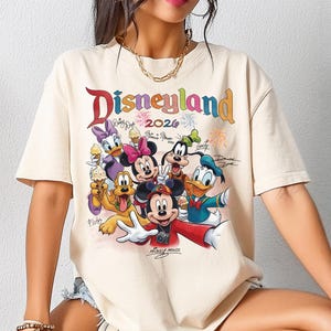 Comfort Colors Vintage Musse Pigg och vänner-skjorta, Retro Walt Disney World-t-shirt, Disney-t-shirt med familjemotiv, Disneyworld-tröja med vänskapsresor 2027 bild 1