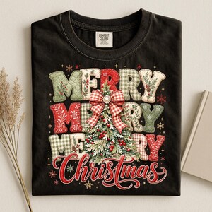 Comfort Colors Coquette Weihnachtsshirt, T-Shirt mit Weihnachtsbaum-Imitat, kariertes Weihnachtsshirt mit Schleife, festliches T-Shirt im Preppy-Stil