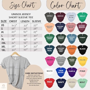 Puede incluir: Una camiseta unisex gris de manga corta cuelga de una percha de madera. La imagen incluye una tabla de tallas con medidas en pulgadas y una tabla de colores con varios colores de camisa. Tambi&eacute;n se enumeran las instrucciones de cuidado.