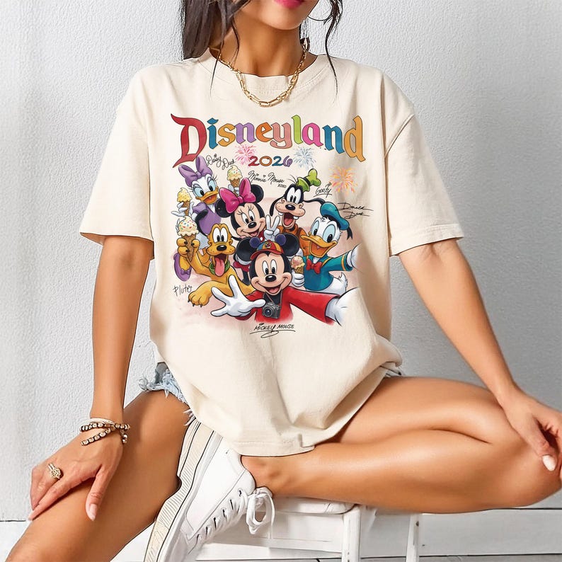 Comfort Colors Vintage Musse Pigg och vänner-skjorta, Retro Walt Disney World-t-shirt, Disney-t-shirt med familjemotiv, Disneyworld-tröja med vänskapsresor 2027 bild 1