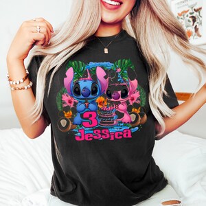 Camiseta de Disney Lilo & Stitch (película de 2026), camiseta floral de cumpleaños, camiseta de cumpleaños de Disney Stitch Angel, regalo para cumpleañera, camiseta a juego de Disneyland. imagen 3