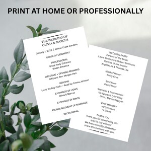 以下が含まれることがあります： 黒い文字で書かれた2つの白い結婚式のプログラム。プログラムには、カップルの名前、式の順序、結婚式の詳細が含まれています。「Print at Home or Professionally」というテキストが上部にあります。