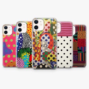Op de afbeelding: Een verzameling van vijf telefoonhoesjes met kleurrijke, abstracte ontwerpen. De hoesjes hebben patronen van stippen, strepen en geometrische vormen in verschillende kleuren, waaronder roze, blauw, geel en rood. De hoesjes zijn ontworpen voor een smartphone.